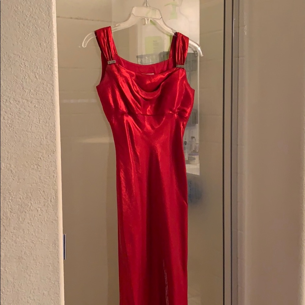 Gorgeous red gown!